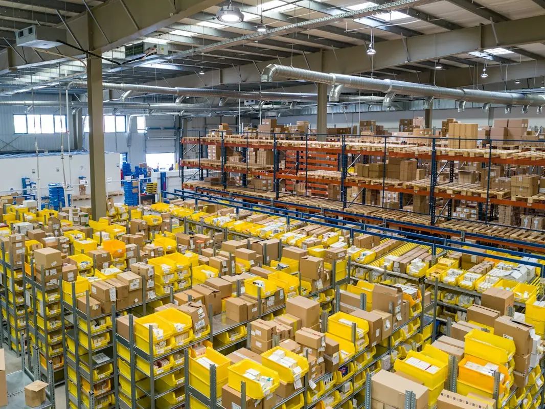 Centro de distribución con estanterías y mercadería