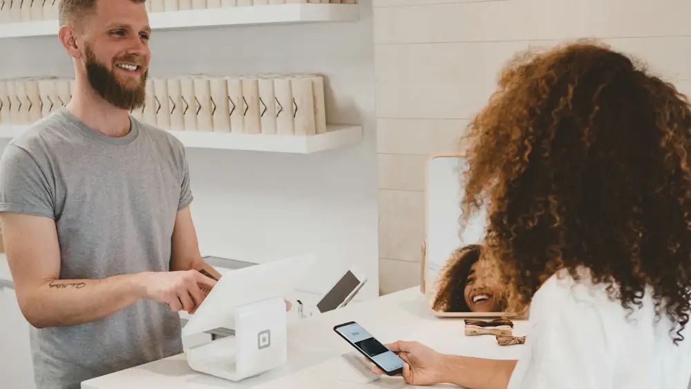 Atención al cliente en el mostrador de un comercio